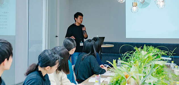 仕事をする社員の写真