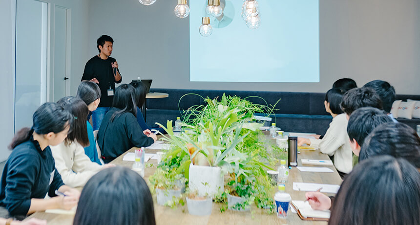 自分の意見を発言する社員