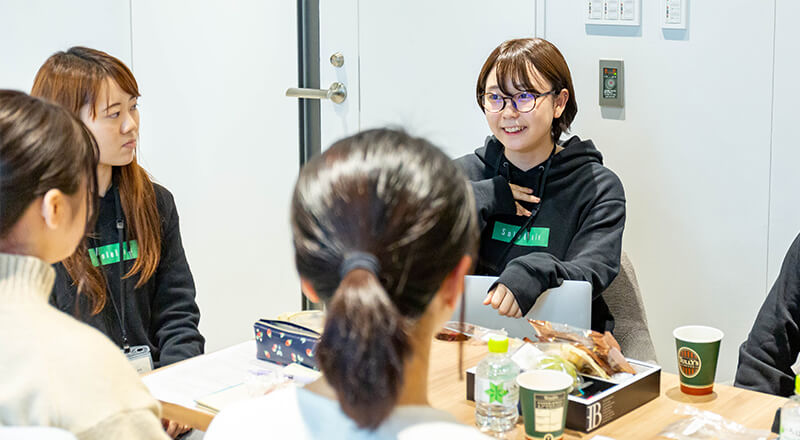 社員との距離も近い中、説明を受けることができます。