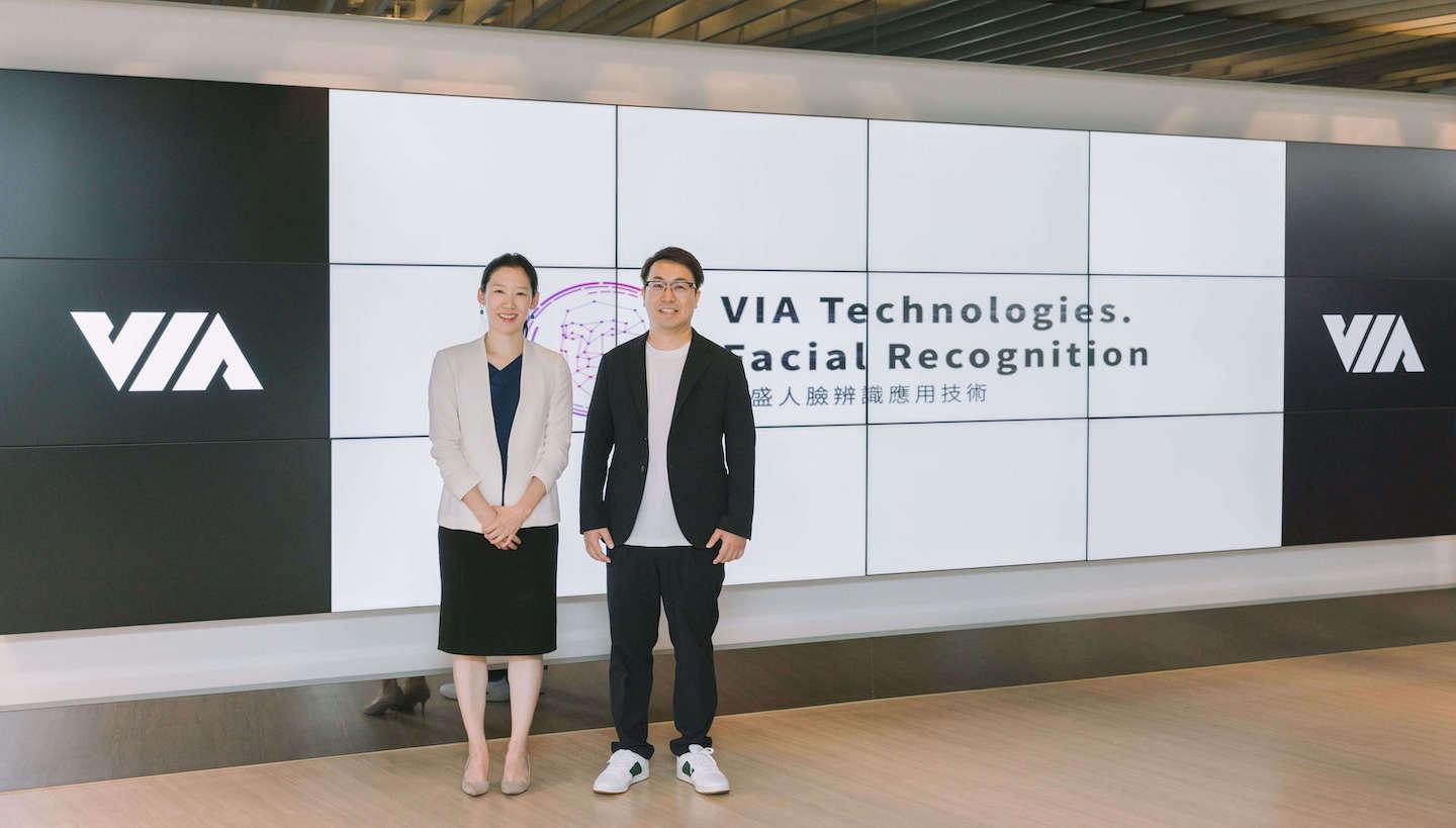 左:Epan Wu氏、右:櫻庭 佑哉（台湾のVIA Technologies, inc.本社にて）